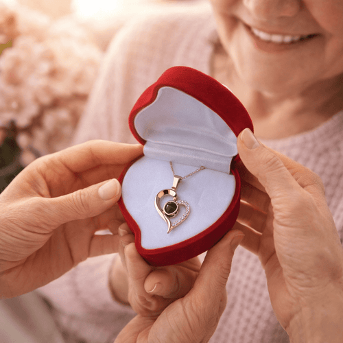 Collar Corazón Proyector “MOM” – Un Regalo con Significado + Caja de lujo