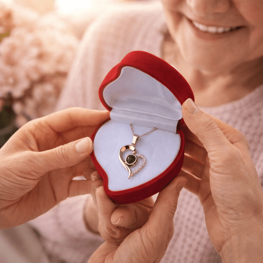 Collar Corazón Proyector “MOM” – Un Regalo con Significado + Caja de lujo